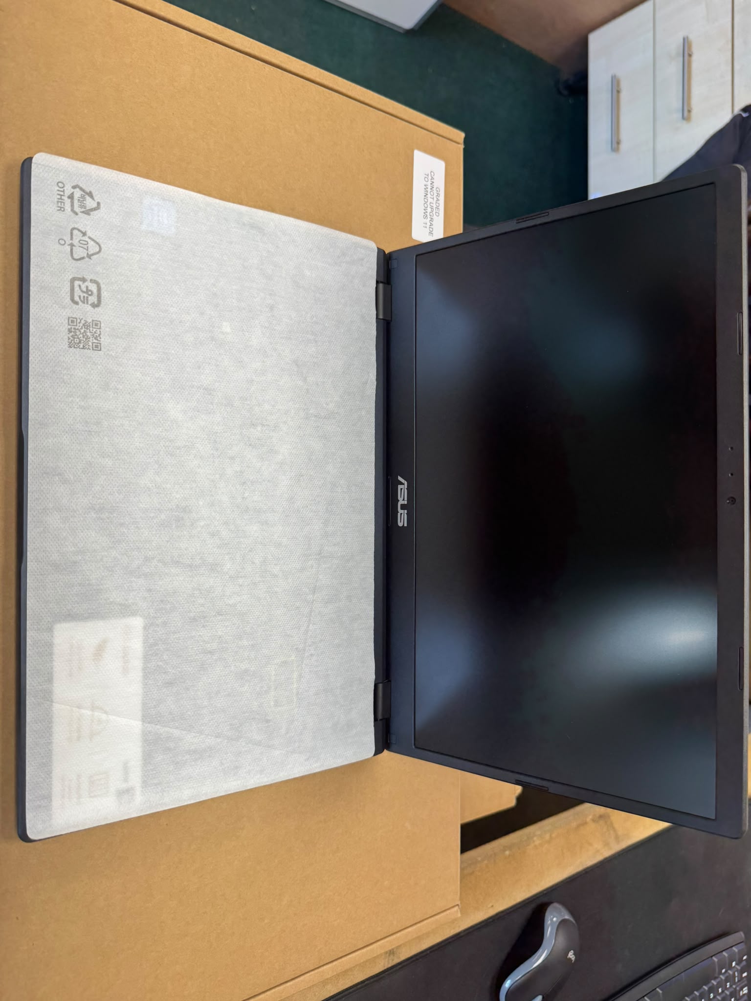 Asus E410MA-EK163TS Windows 10 laptop (box open, but complete) Asus E410MA-EK163TS Windows 10 laptop (box open, but complete)