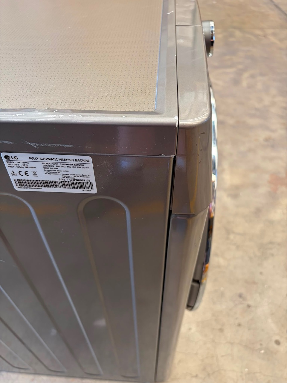 LG F4V710STSE-GR 10.5kg Washing Machine (slight damage) fully tested and cleaned - Image 5 LG F4V710STSE-GR 10.5kg Washing Machine (slight damage) fully tested and cleaned - Image 5