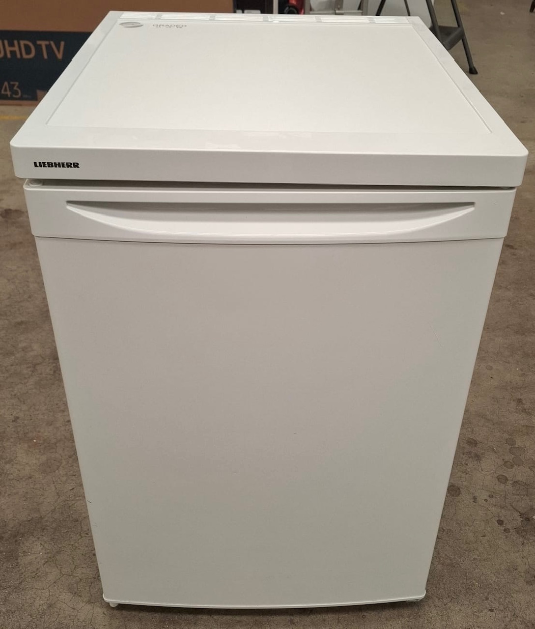 Liebherr T1700-GRADED 55.4cm Larder Fridge Brand New, un-used, tested, seals / cools ok Dent to side with paint scratches and door will not level. Liebherr T1700-GRADED 55.4cm Larder Fridge Brand New, un-used, tested, seals / cools ok Dent to side with paint scratches and door will not level.