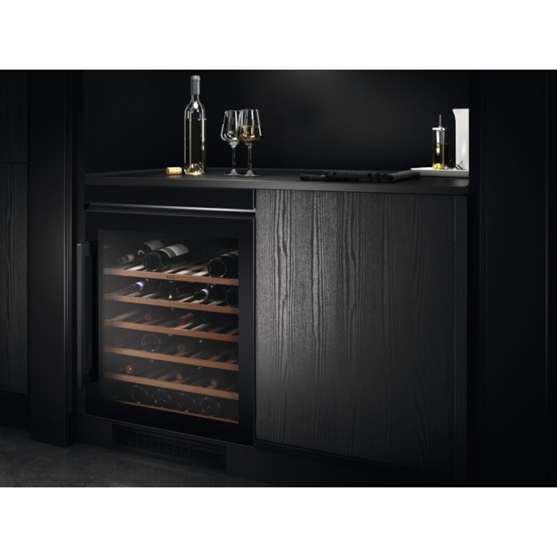 AEG AWUSO52B5B Integrated Wine Cooler – Black - Image 3 AEG AWUSO52B5B Integrated Wine Cooler – Black - Image 3