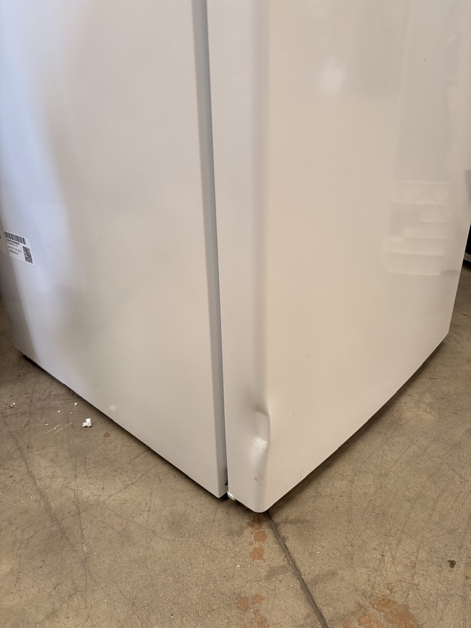 Bosch KGN34NWEAG1 slight damage on bottom door Bosch KGN34NWEAG1 slight damage on bottom door