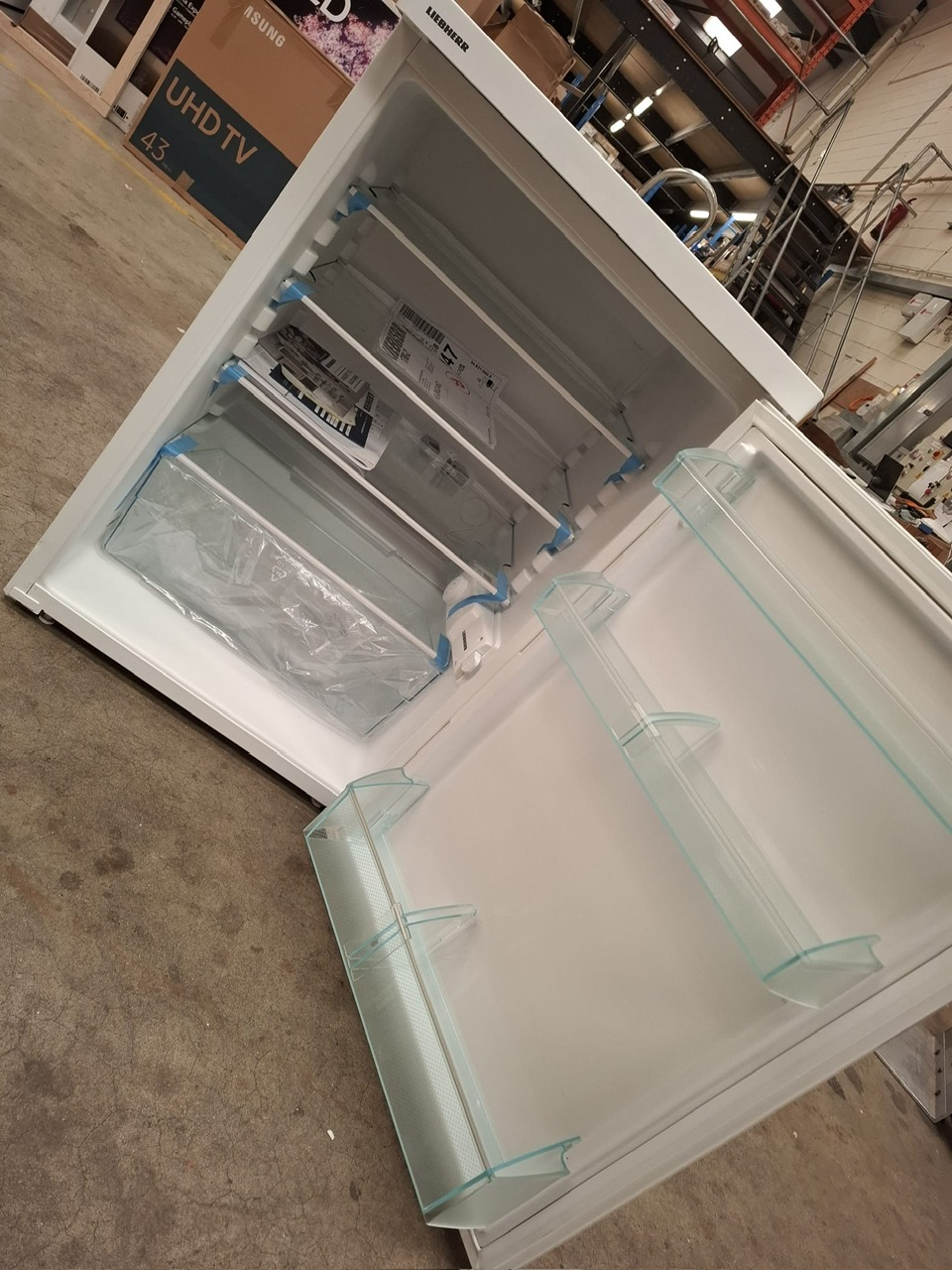 Liebherr T1700-GRADED 55.4cm Larder Fridge Brand New, un-used, tested, seals / cools ok Dent to side with paint scratches and door will not level. - Image 5 Liebherr T1700-GRADED 55.4cm Larder Fridge Brand New, un-used, tested, seals / cools ok Dent to side with paint scratches and door will not level. - Image 5