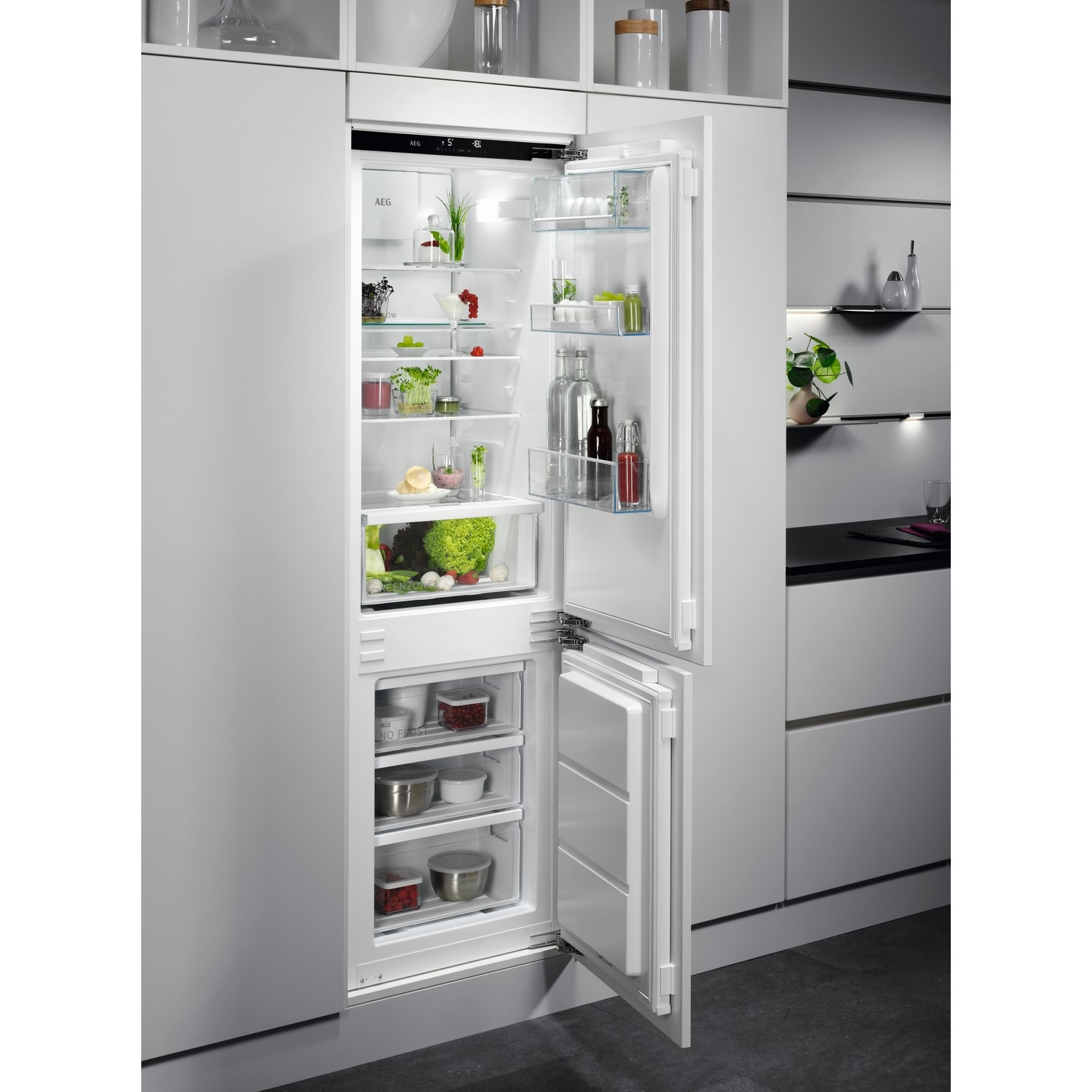 AEG SCE818E7MF 70/30 Built-in Frost-Free Fridge Freezer - Image 2